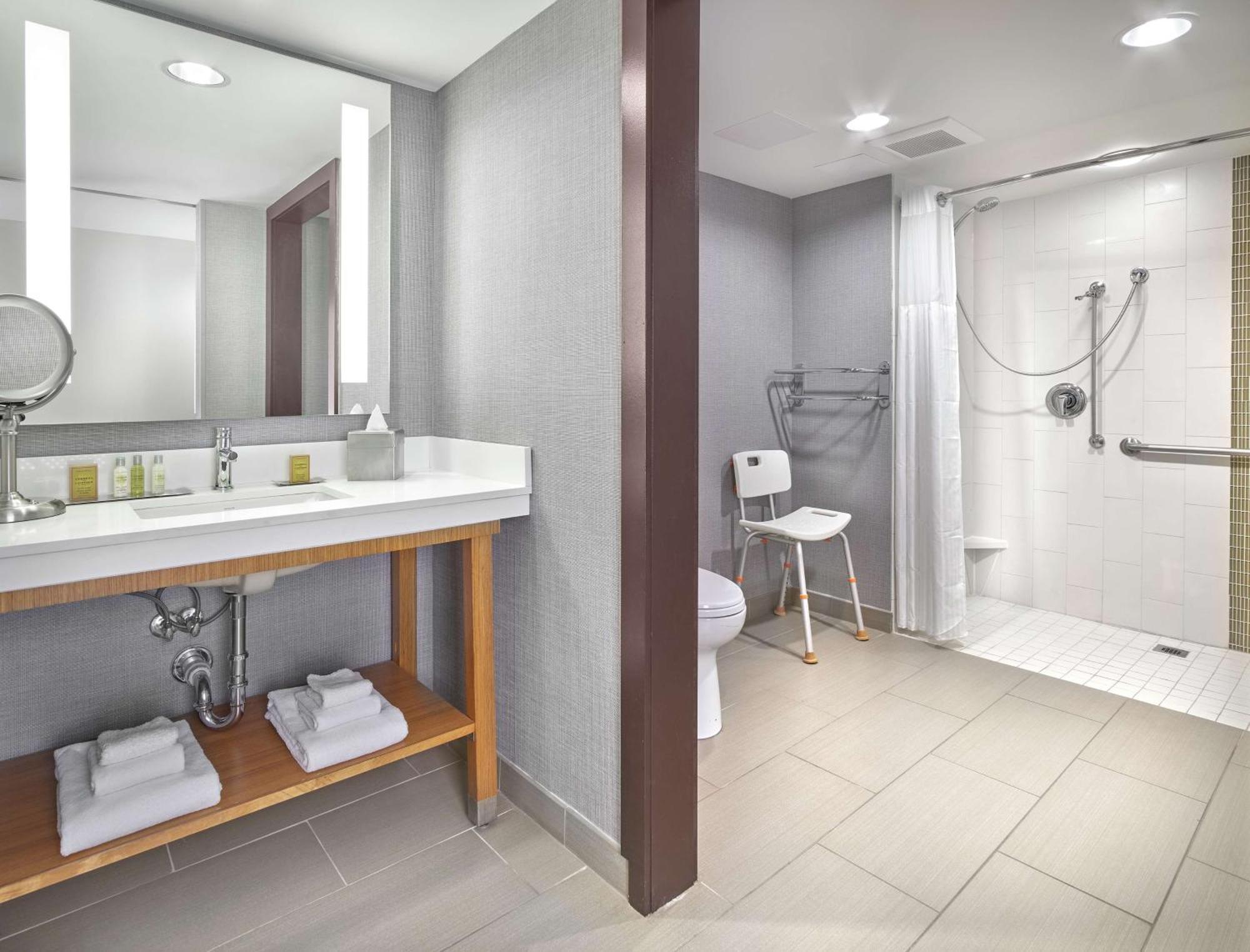 מלון Doubletree By Hilton Edmonton Downtown מראה חיצוני תמונה