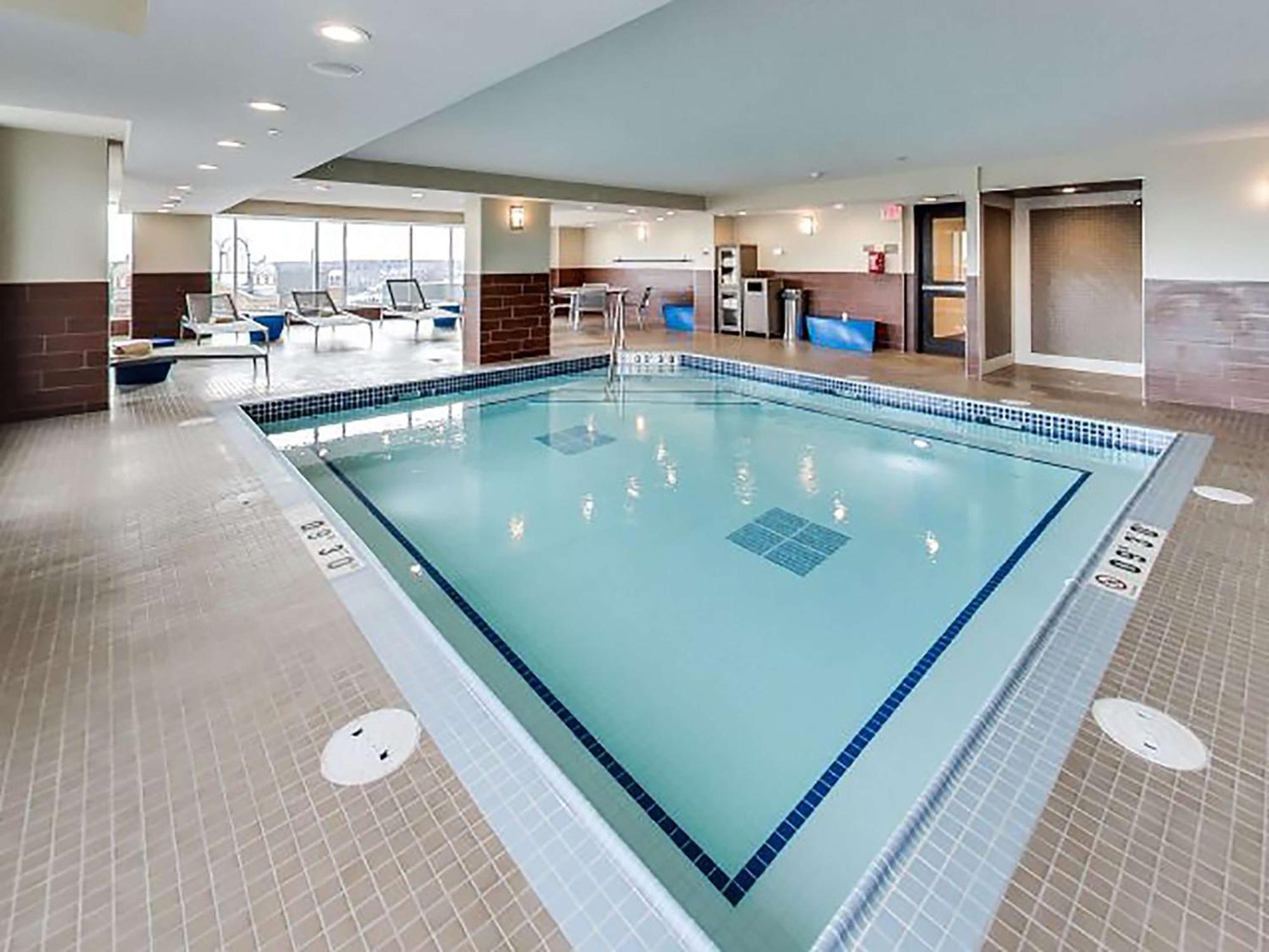מלון Doubletree By Hilton Edmonton Downtown מראה חיצוני תמונה